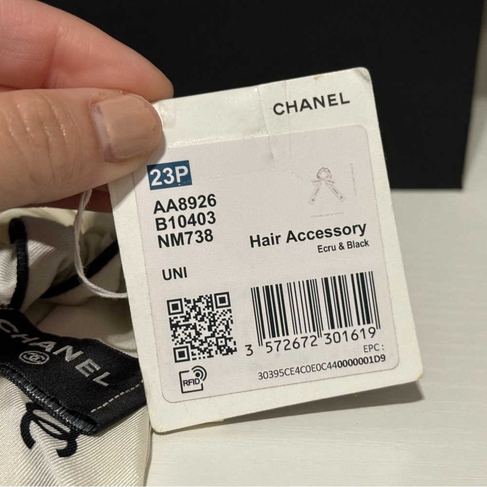 CHANEL HAIR TIE SILK OFF WHITE PREOWNED - Picture 8 of 8